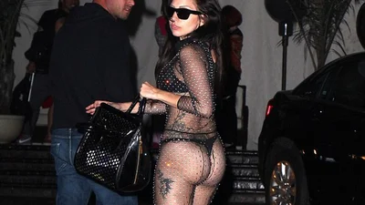Lady Gaga в стрингах и лифчике пугает прохожих