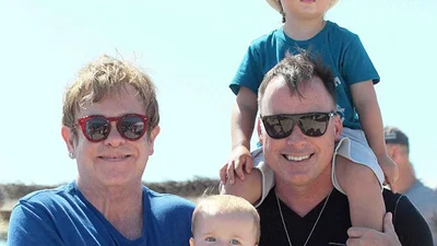 Элтон Джон со своим мужем порезвились на пляже