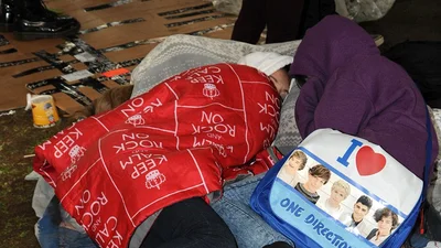 Фанатки разбили лагерь на премьере фильма One Direction