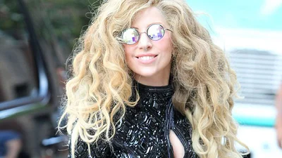Леди Гага обрела пышную шевелюру