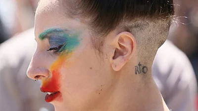 Lady Gaga шокировала арт-макияжем и прической 