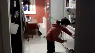 Родители подсмотрели, как сын смешно танцует на кухне