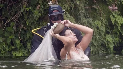 Моника Белуччи в свадебном платье искупалась в озере