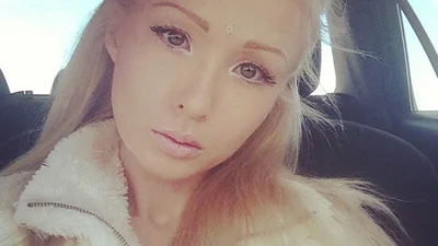 Живая Барби экспериментирует с образами