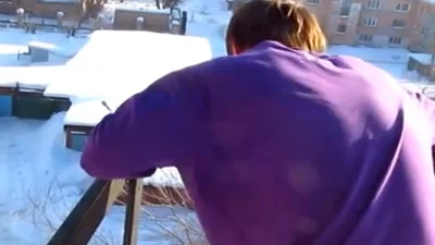 Сумасшедший парень прыгнул с дома в снег