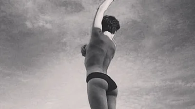 Даша Астафьева занимается йогой совсем без одежды