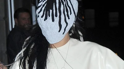 Lady Gaga ходит по улице в странной маске