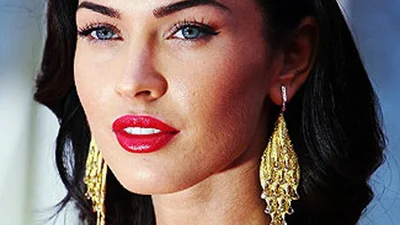 Звезды-брюнетки любят красную помаду