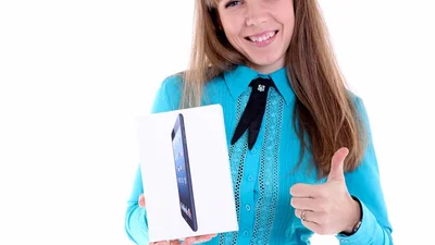 Вручение iPad mini от LuxTV победительнице