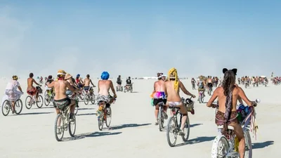 Событие недели: путешествие голых велосипедистов в пустыне