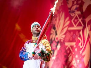 Российские звезды бегут с олимпийским огнем 