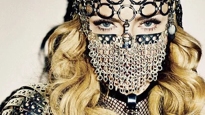 Мадонна облачилась в маску из металла