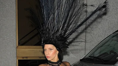 Lady Gaga надела на голову корону с перьями