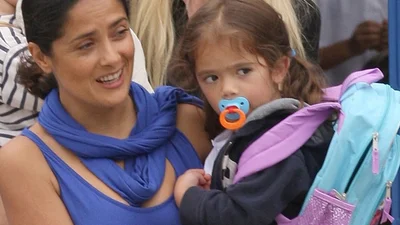 Маленька донька Сальми Гаєк закохує в себе папараці