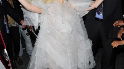 Голая и босая Lady Gaga шокировала британцев