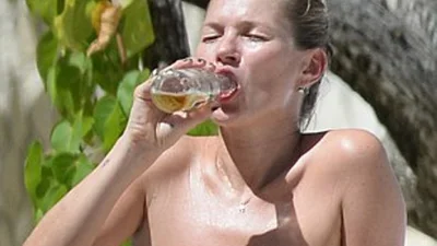 Кейт Мосс загорает топлесс на Ямайке