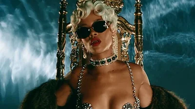 Ріанна танцює стриптиз у кліпі Pour it up