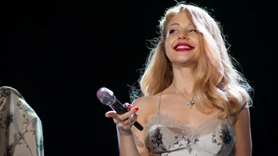 Тина Кароль выступает в откровенном наряде