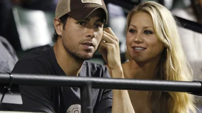 Энрике Иглесиас подарил любимой теннисные корты