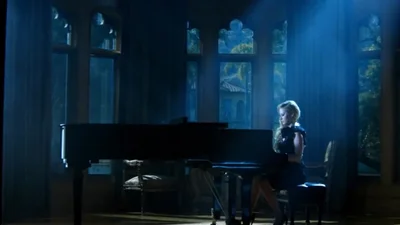 Avril Lavigne стала сексуальной красоткой в клипе Let Me Go 