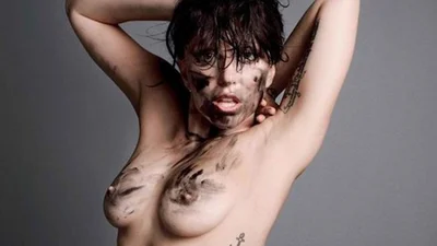 Lady GaGa подорожує з простирадлом і чашкою