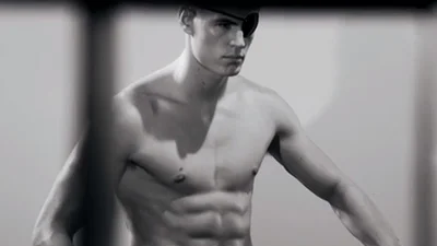 DSQUARED2 детально познайомили з чоловічою анатомією в рекламі білизни