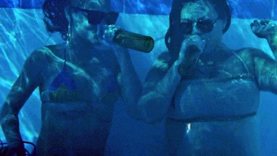 Рианна пьет пиво даже под водой