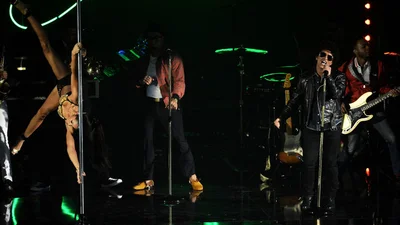 Бруно Марс і оголені стриптизерки на EMA 2013