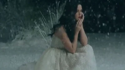 В новом клипе Katy Perry Unconditionally пришла зима