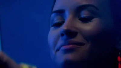 Demi Lovato в ярком и новом клипе Neon Lights