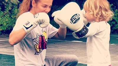 Звезды в Twitter: Седокова играет в бокс с дочкой