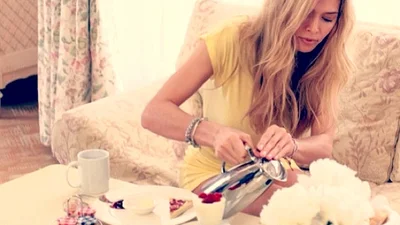 Вера Брежнева украсила обложку Cosmopolitan