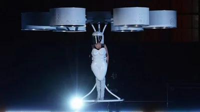 Леди Гага вышла на сцену в летающем платье