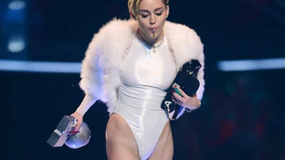 Майлі Сайрус вийшла на сцену з наркотиками