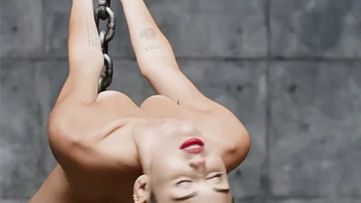 Майли Сайрус оказалась на первом месте с клипом Wrecking Ball