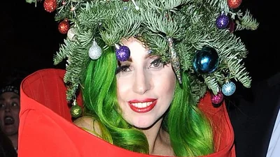 Lady Gaga установила елку на голове 