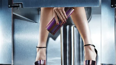 Реклама обуви в туалетных кабинках