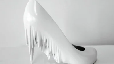 Дизайнер создал характерную обувь своих бывших подружек