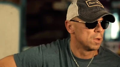 Kenny Chesney - When I See This Bar