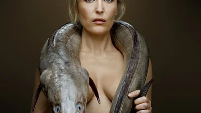 Голые знаменитости шокировали фотосессией с сырой рыбой