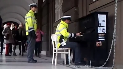 Удивительный полицейский нереально играет на фортепиано
