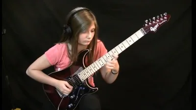 Девушка нереально играет на гитаре