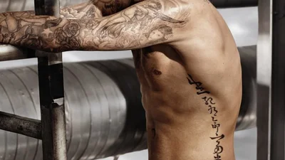 Дэвид Бекхэм показал идеальное тело в рекламе белья