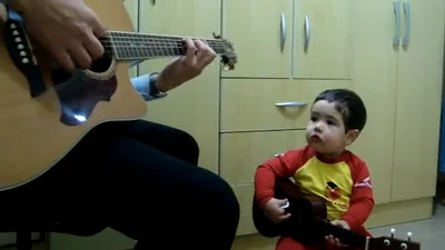 2-летний музыкант покорил интернет