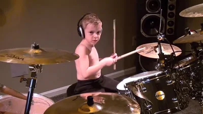 6-летний барабанщик играет круче взрослых
