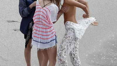 Ангелу Victoria's Secret ассистент поддерживала грудь