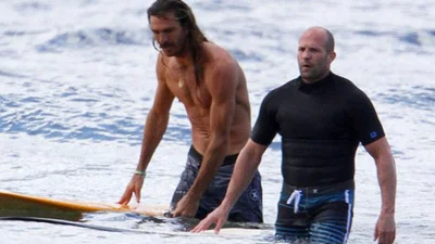 Джейсон Стэтхэм занимается серфингом на Гавайях 