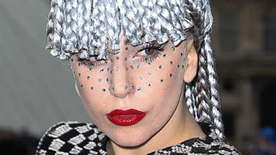 Lady Gaga прилетела в Париж