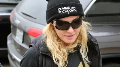Мадонна матерится с помощью шапки