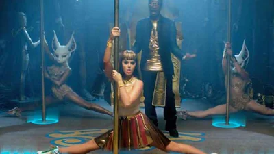 Кэти Перри устроила необычные танцы у шеста в новом клипе